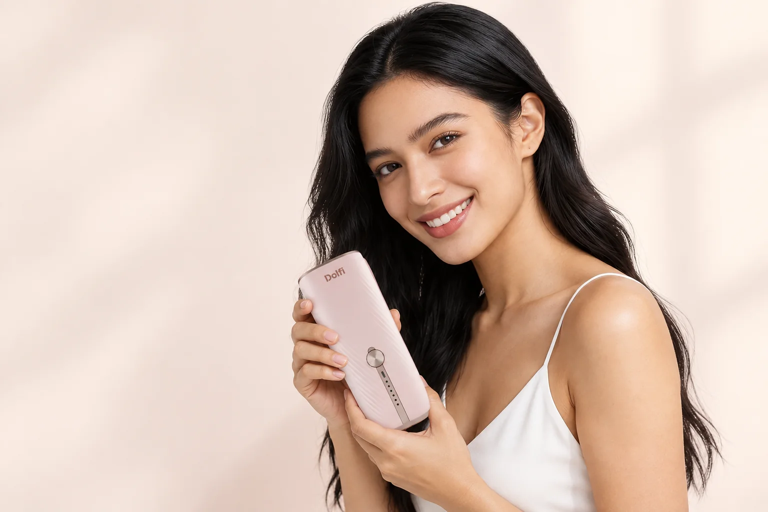 Woman holding the Dolfi Fairy Pink PRO
